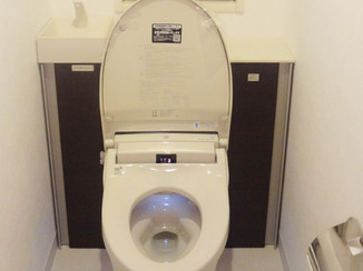 トイレリフォーム 見た目すっきりシンプルな手洗キャビネット付トイレ