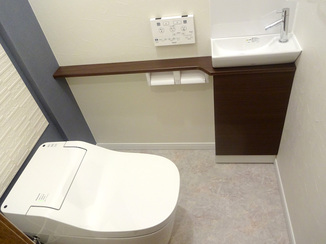トイレリフォーム タンクレス便器とスマートな手洗いで広々としたトイレ空間