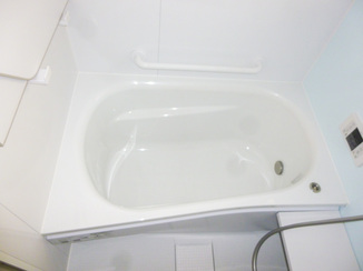 バスルームリフォーム 手すりや水栓位置に配慮した母の利用も安心の浴室