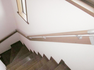 小工事 強度のある、デザイン性に優れた手すりで階段の上り下りも安心