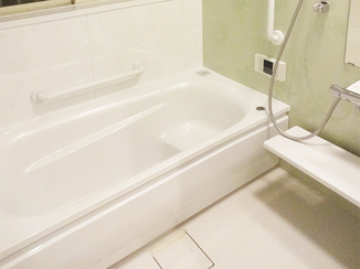 バスルームリフォーム ボーテグリーンをアクセントに、清潔感のある明るいバスルーム
