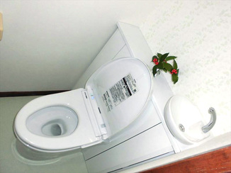 トイレリフォーム 収納力はそのままでトイレ広々。アクセント壁紙で爽やかな空間に