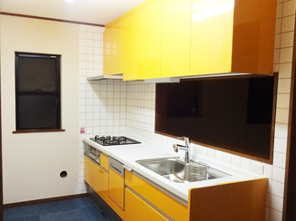 キッチンリフォーム センスが輝く配色で、明るい空間となったキッチンスペース